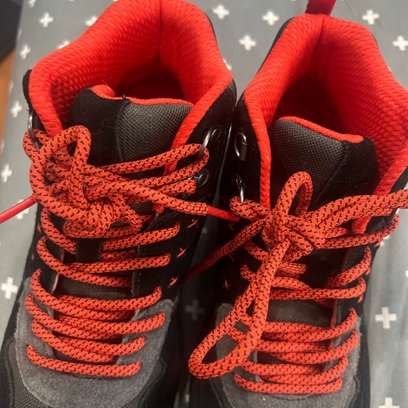 Boots Uggs only one use size 7 - Picture 2 of 2